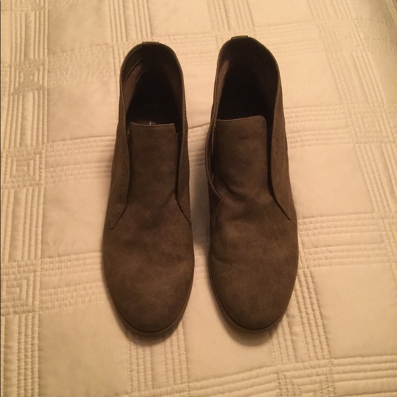 Indigo Rd. Size 8 olive/brown booties - Picture 1 of 4